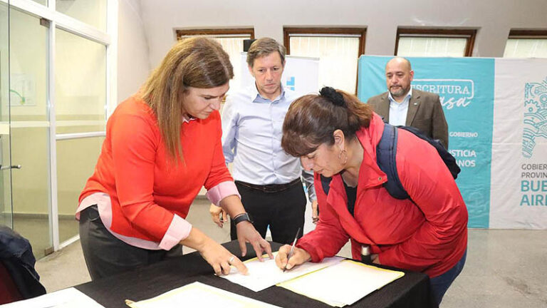 Vecina Firmando Escritura